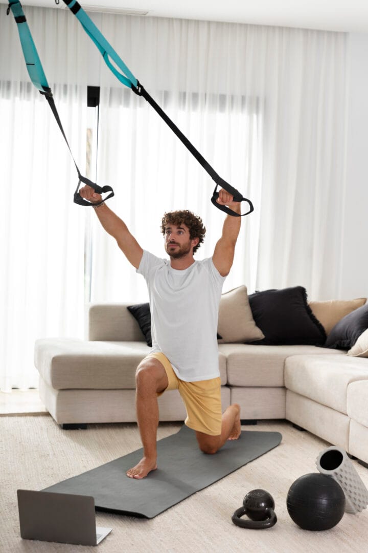 homme qui s'entraîne avec TRX