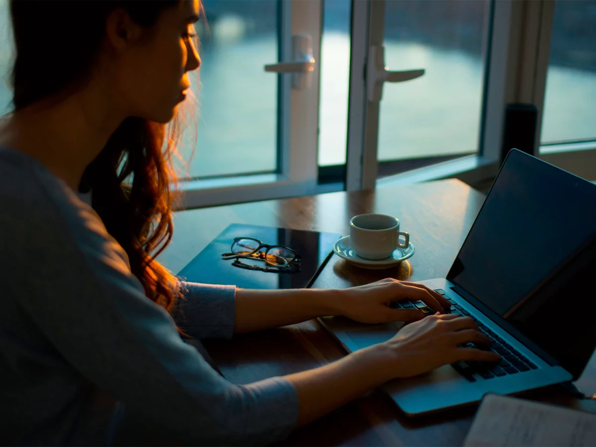 Image article de blog - femme sédentaire travaillant sur son ordinateur