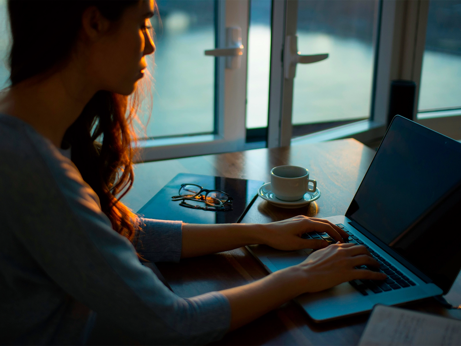 Image article de blog - femme sédentaire travaillant sur son ordinateur