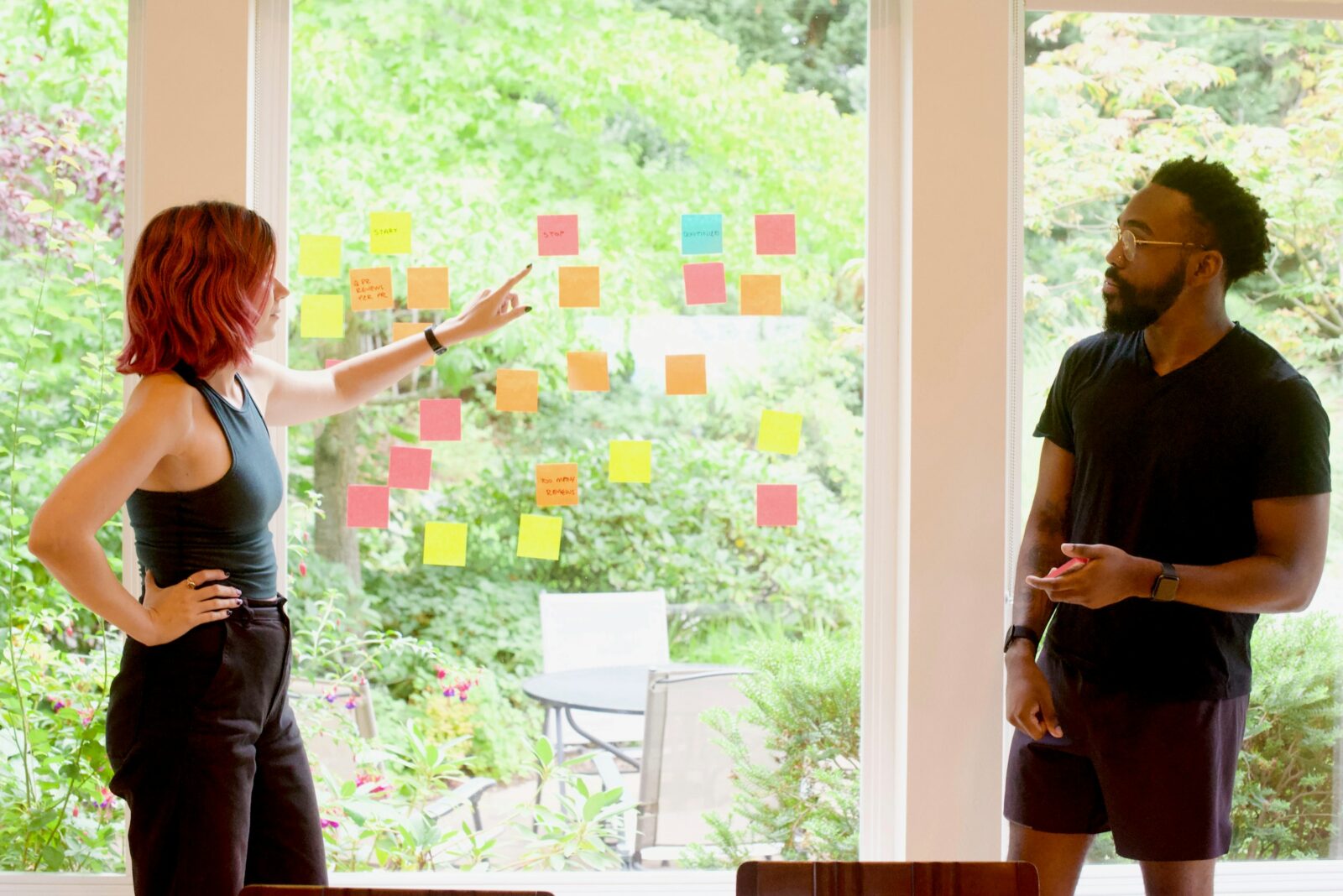 un homme et une femme faisant un brainstorming